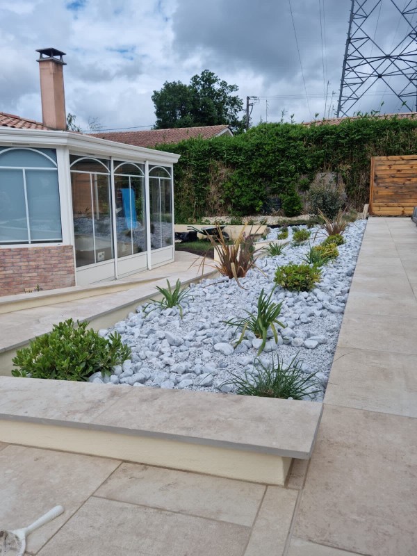 Aménagement paysager avec galets décoratifs au Taillan-Médoc