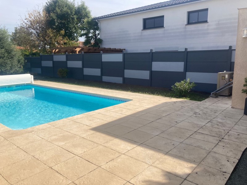 Rénovation de clôture moderne à Mérignac par Demercy Paysages avec peinture poteaux et habillage bois sur mesure