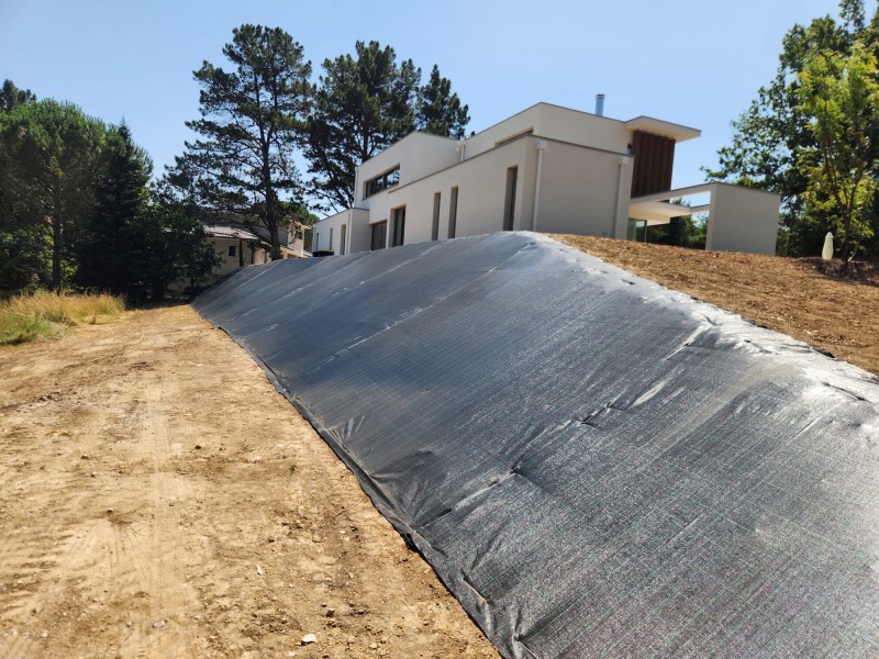 Réalisation d’un talus bâché et planté à Latresne Gironde pour extérieur esthétique et fonctionnel par Demercy Paysages