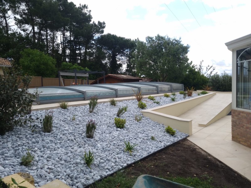Pose de bordures métalliques pour massifs au Taillan-Médoc
