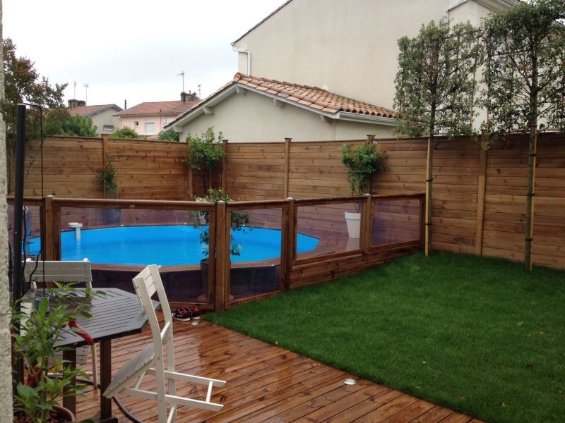 Paysagiste pour pose d'une clôture en bois à Bordeaux