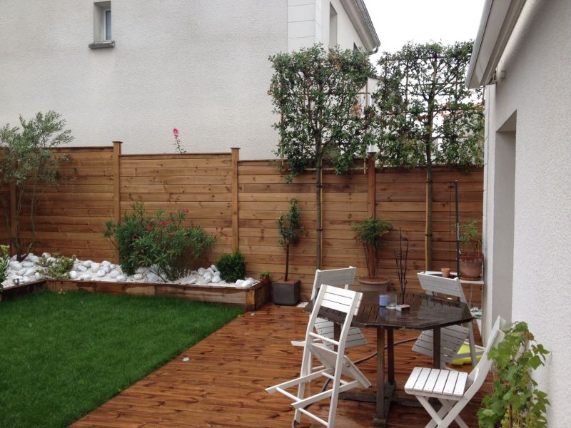 Paysagiste pour réalisation de jardinières en traverses en Chêne et galets décoratif à Bordeaux