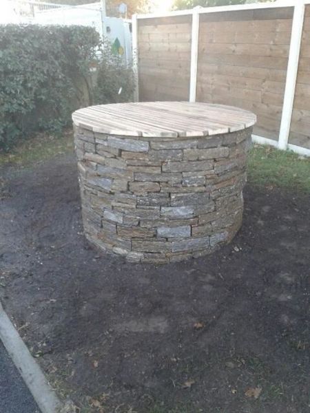 Paysagiste pour habillage d'un puit en pierres sèches à Pessac