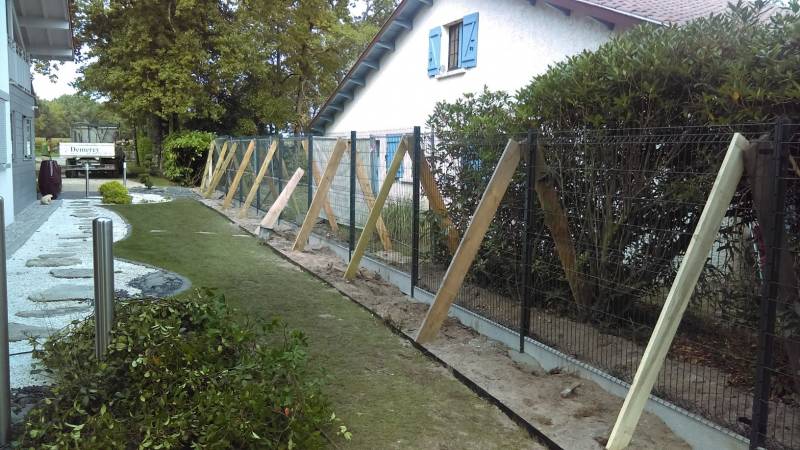 Paysagiste pour pose de clôture rigide à Arsac