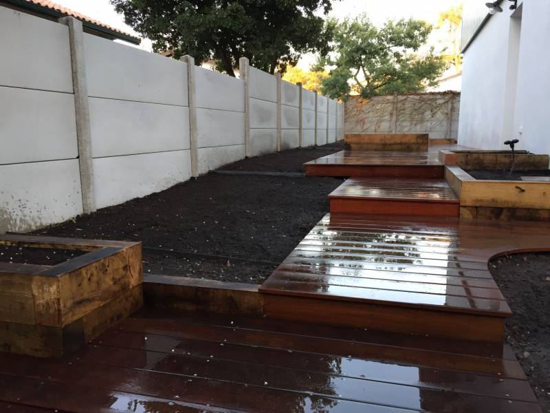 Trottoir et terrasse en bois exotique réalisé par un paysagiste à Saint Aubin de Médoc