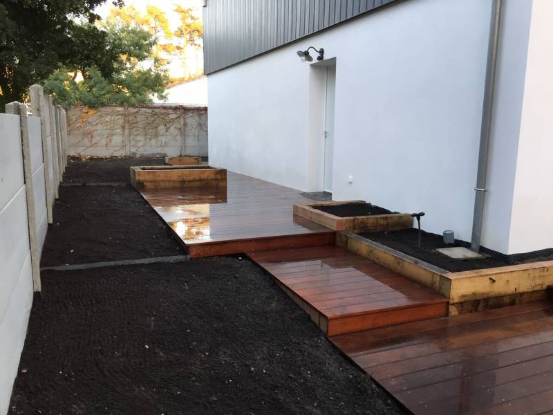 Pose de terrasse en bois exotique par un paysagiste dans le Médoc