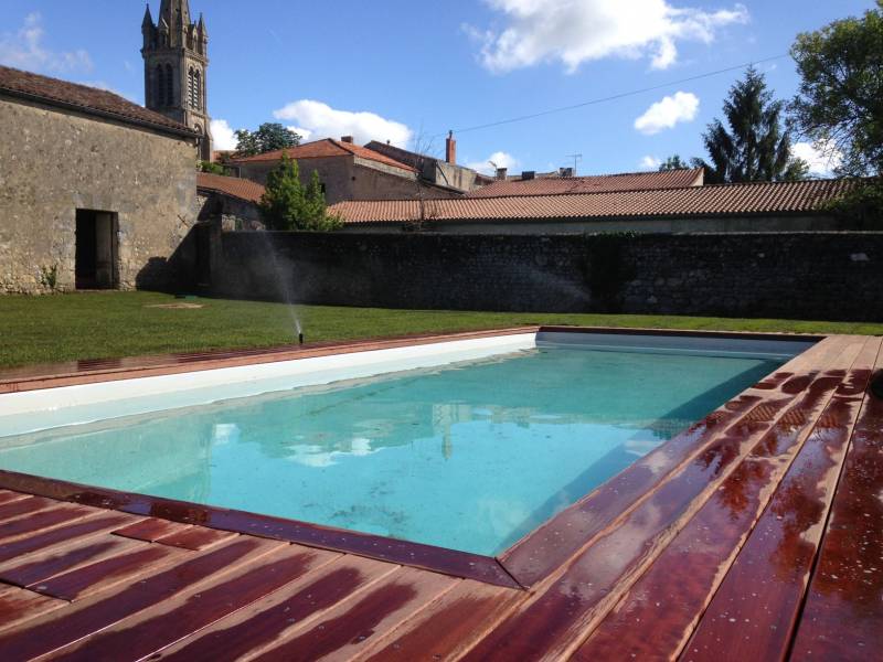 Poseur de terrasse en bois exotique à Bouliac
