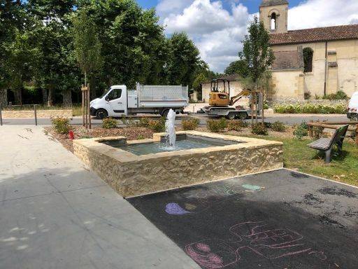 Construction d'une fontaine en moellons à Pompignac