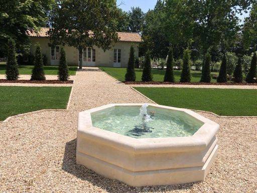 Installation de fontaine en pierre préfabriquée à Saint Médard en Jalles