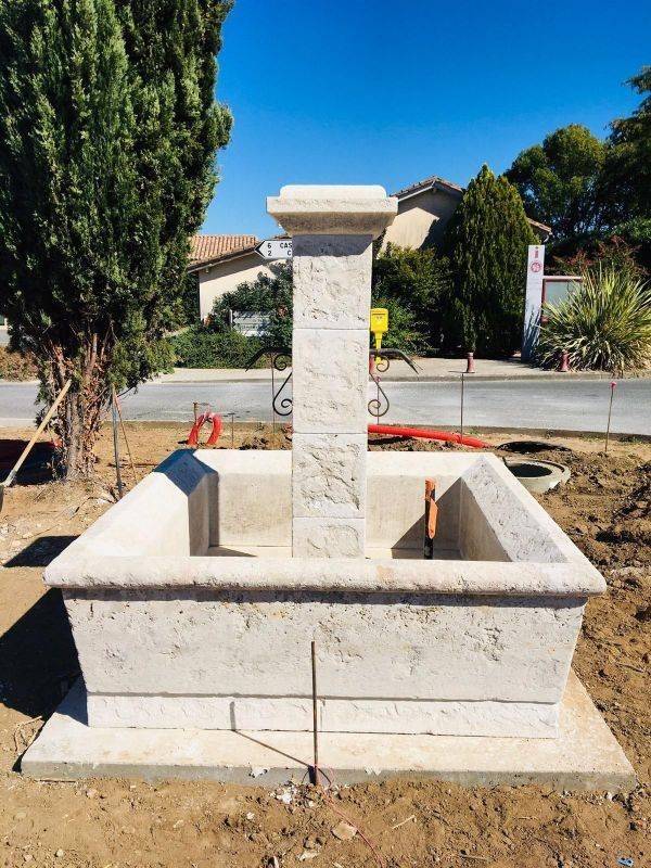 Pose de fontaines préfabriquées par un paysagiste à Arsac