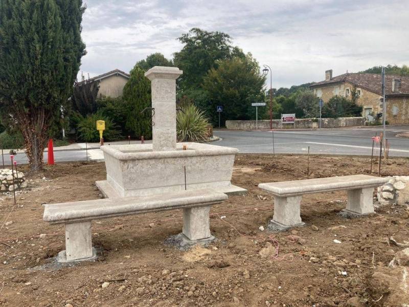Installation d'une fontaine en pierres préfabriquée par un paysagiste à Tresses