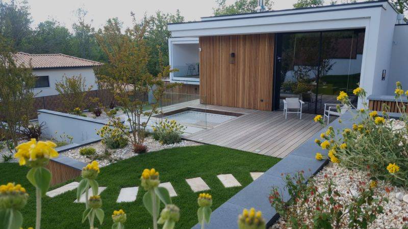 Pose de gazon en rouleaux et pas japonais à Arsac