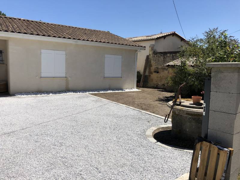 Pose de pavés et réalisation de parking en gravier stabilisé dans le Médoc